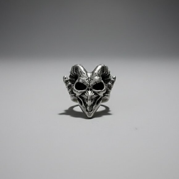 Antique Silver Skull Ring: Adjustable Gothic Ring, Statement Biker Jewellery - Picture 3 of 6